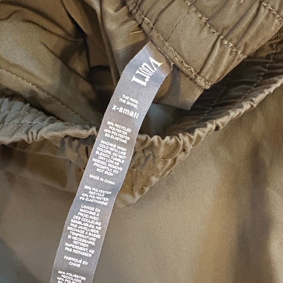 🎉NWOT! Vuori Olive Green Joggers with Drawstring - Picture 2 of 6